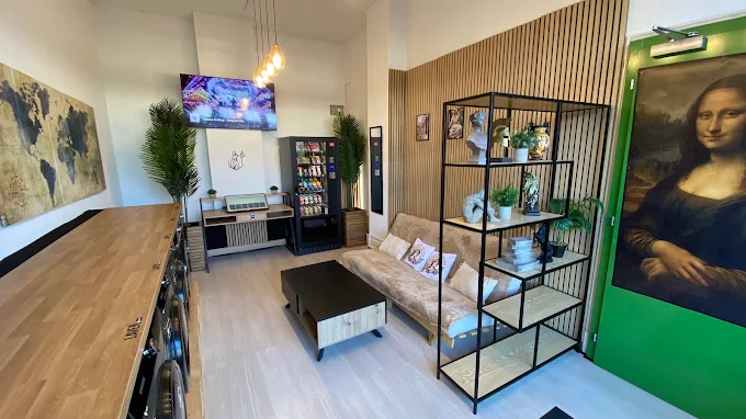 Espace détente avec canapé et distributeur